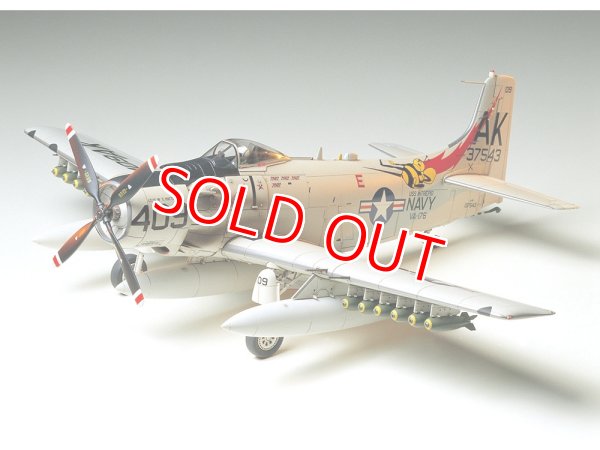 画像1: タミヤ（61058）1/48 ダグラス A-1H スカイレーダー アメリカ海軍    (1)