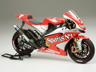 画像2: タミヤ（14100）1/12 ヤマハ YZR-M1 ’04 No.7/No.33  